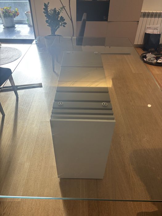 Disponivel mesa de jantar com 6 cadeiras e movel de Tv