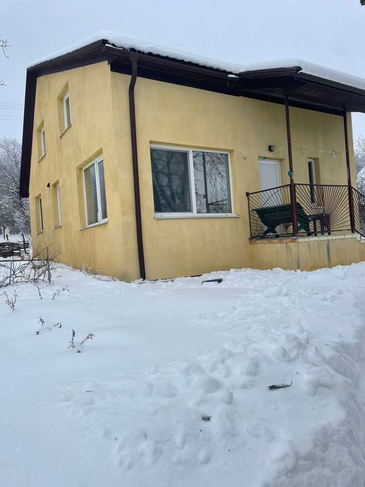 Будиночок коли лісу  та недалеко річка і св.джерело