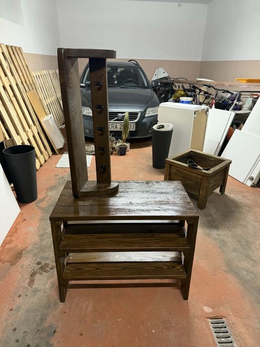 Drewniana półka na buty z siedziskiem i wieszakiem