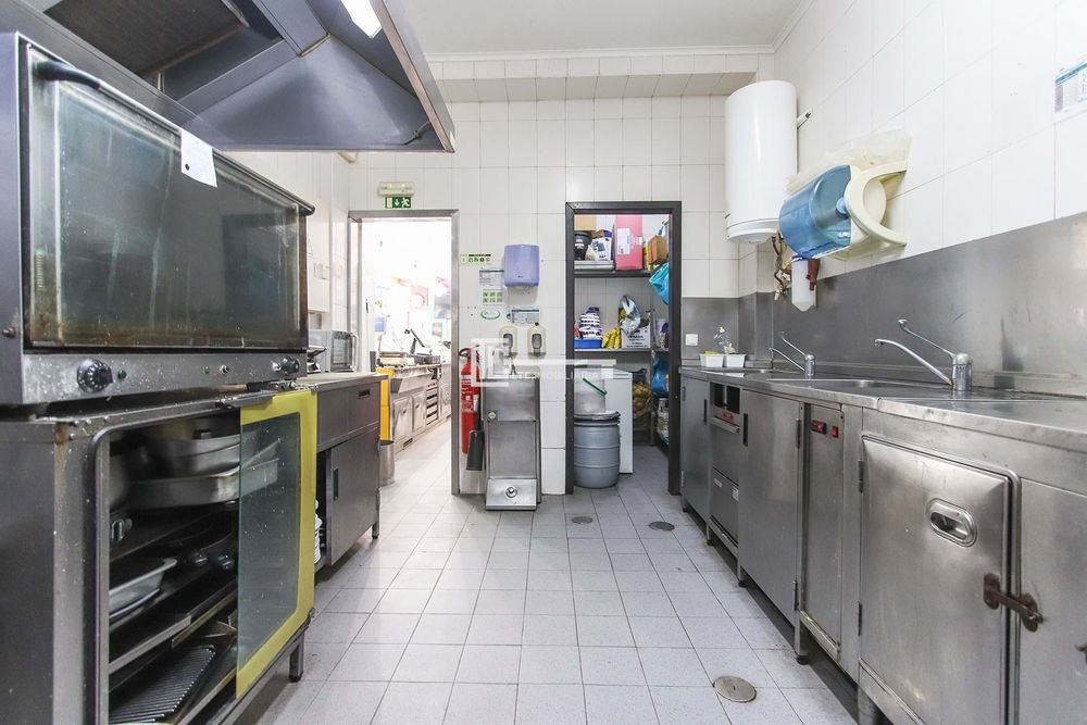 Trespassa-se restaurante e snack-bar em pleno funcionamento
