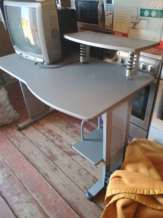 Комп'ютерний стіл. Самовивіз