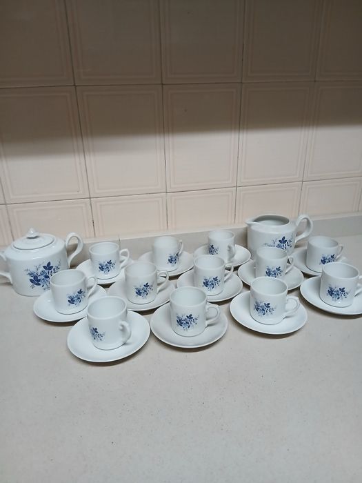 Conjunto de café. São 11 chávenas e os pires. Um açucareiro e um bule.