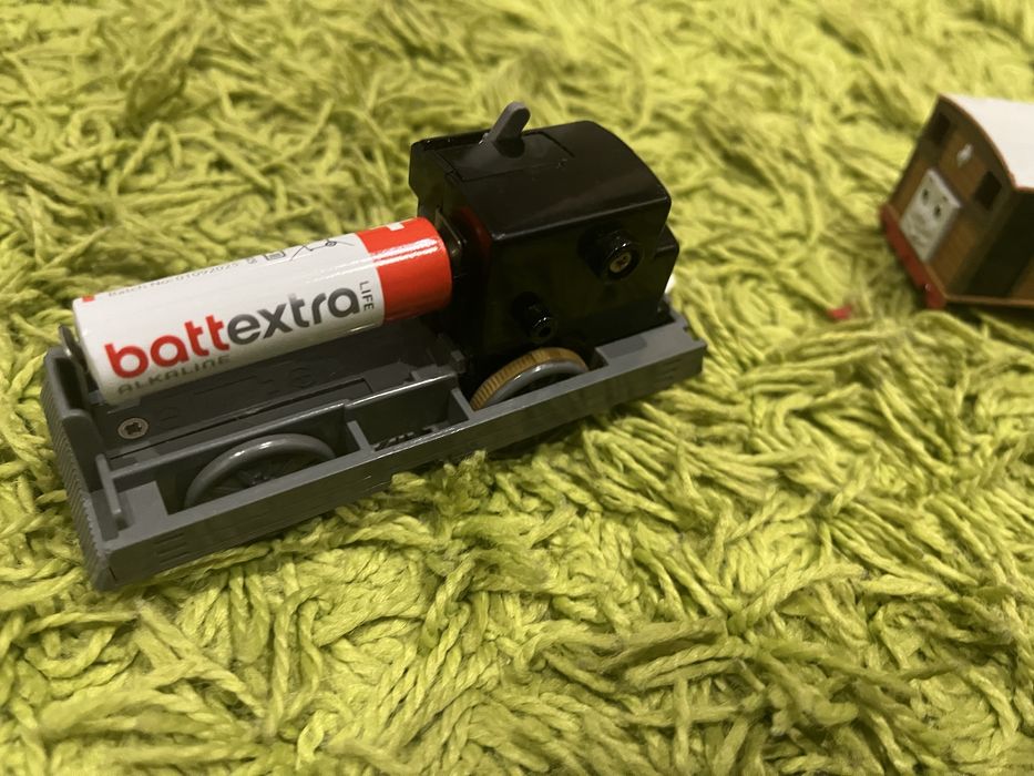 Tomek i Przyjaciele TOMY – lokomotywa + 2 wagony | sprawna, jeździ