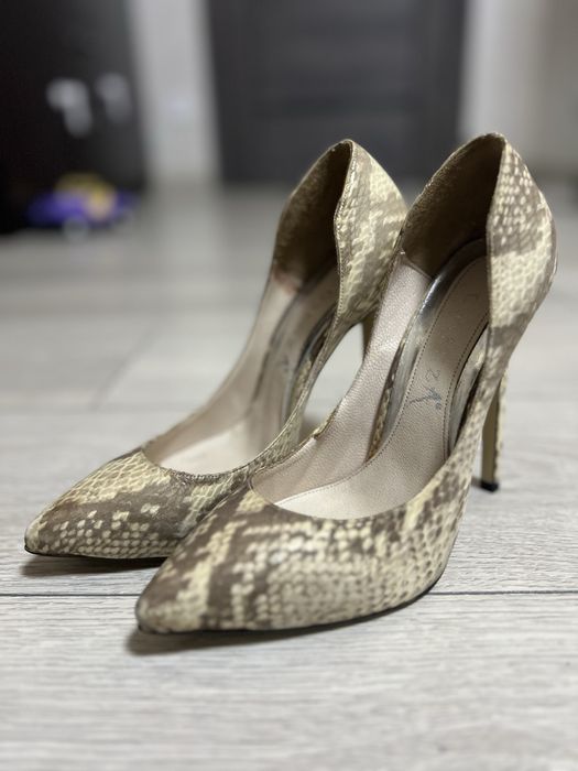 Туфлі човники на шпильці