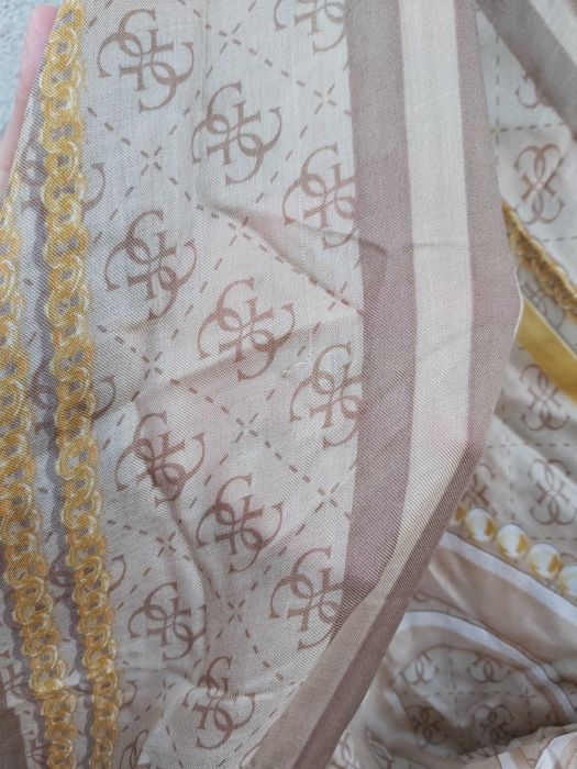 NOWY szal chusta GUESS beżowa logo braz nude