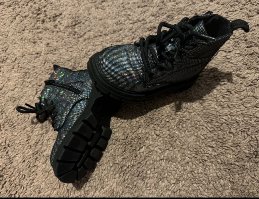 Botas brilhantes menina