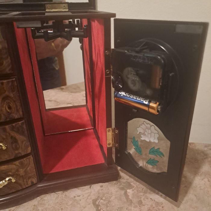 GUARDA JÓIAS  relógio com música