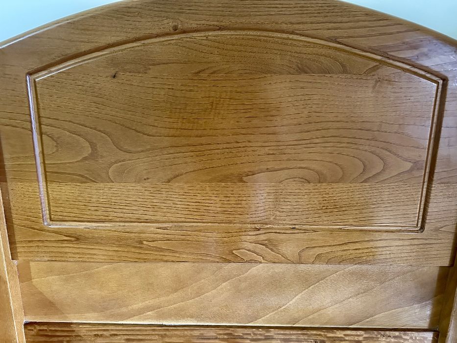 Cama de solteiro de cerejeira