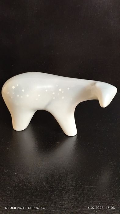 Porcelanowa Figurka Chodzież