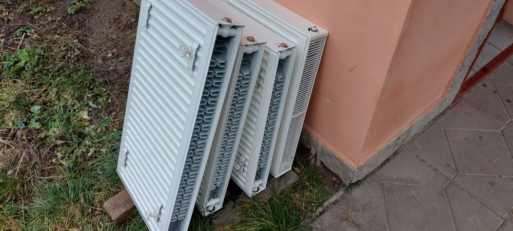 Продам радиаторы отопления стальные ,вентиль на 1/2 дюйма