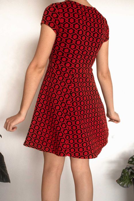 Vestido rodado vermelho e preto