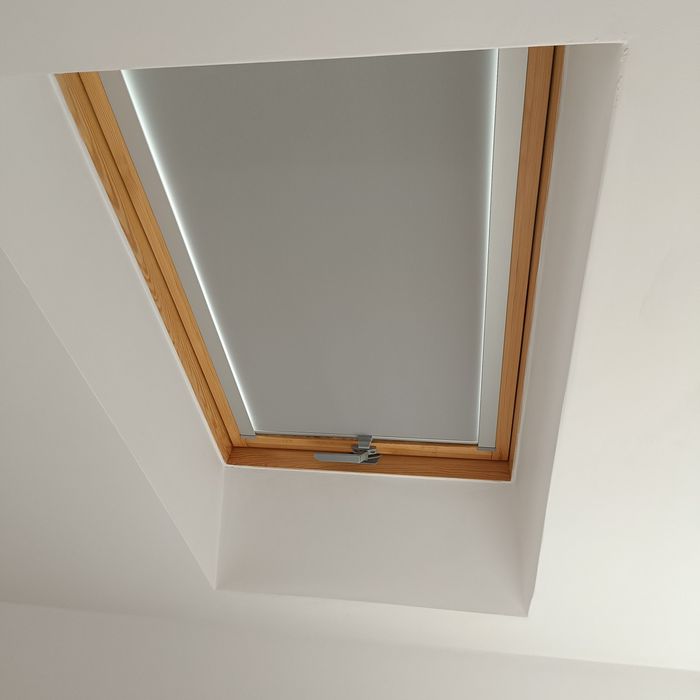 Roleta dachowa szara zaciemniająca do okien Fakro 66x118 szyba 48cm