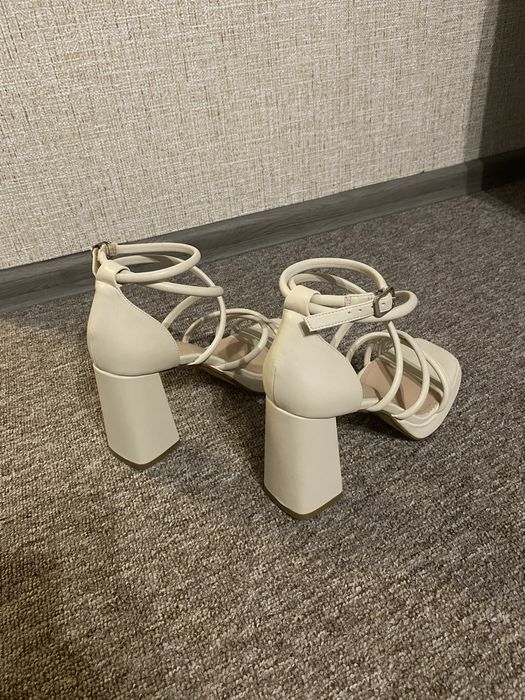 Жіноче взуття на підборах