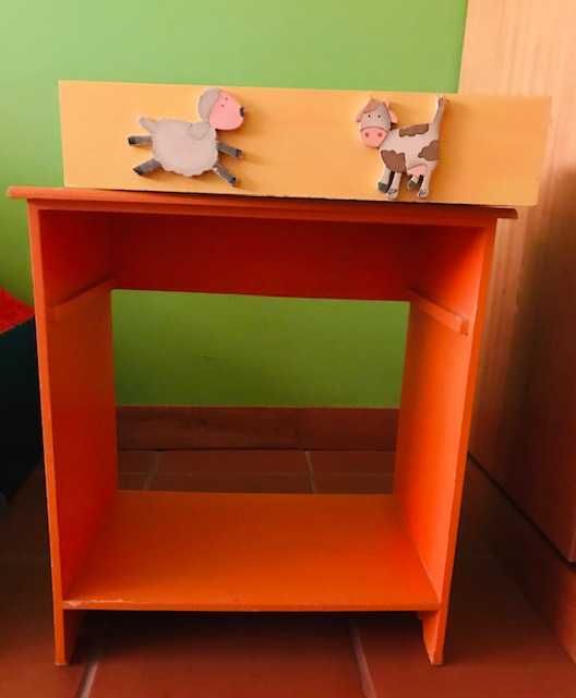 Mesa de cabeceira de criança