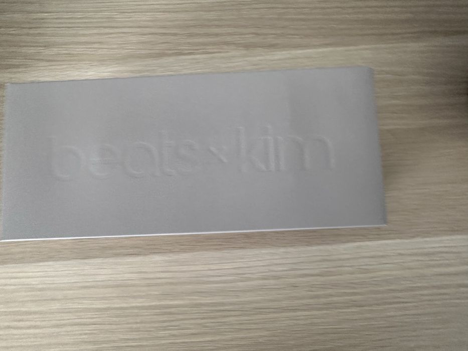 Beats Pill x Kim Kardashian Edition Light Grey