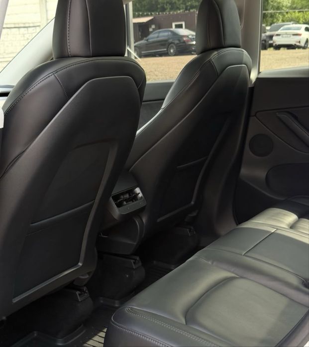 Tesla model Y 2020 рік