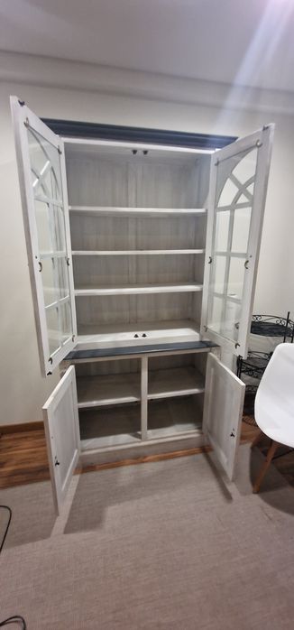 Cristaleira em madeira maciça