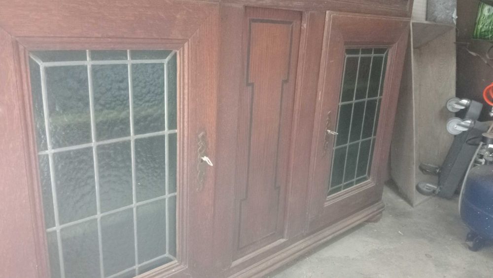 Móvel de sala com portas de vidro