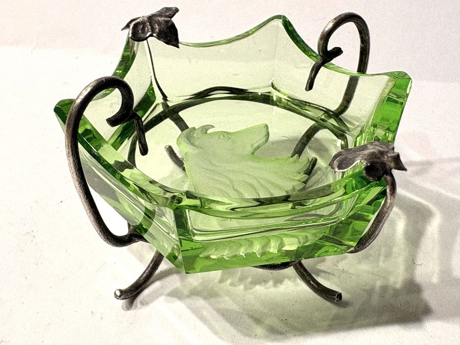 Raro e lindo pequeno antigo saleiro em vidro verde com intaglio de um cão e armação em prata Arte Nova