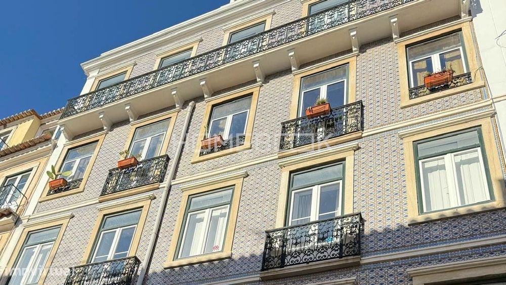 Apartamento T4+1 em zona residencial.