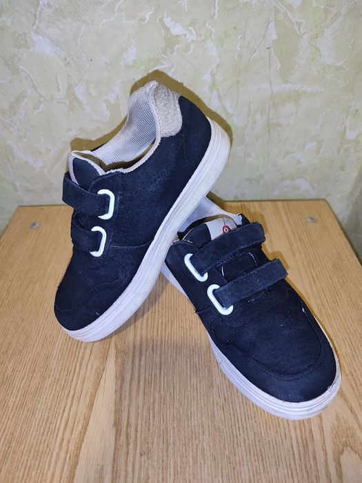 Продам детские  замшевые кеды