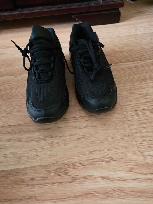 Nowe Buty sportowe z poduszkami w podeszwie r43