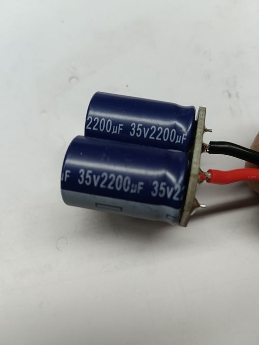 конденсатори Aishi RF , 2200 мкФ, 35V
на 2200 мкФ, 35 В.