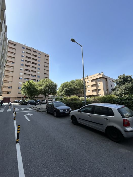 Fechada /Box 2 carros / Rua Costa Cabral/ Combatentes/ Silva Tapada