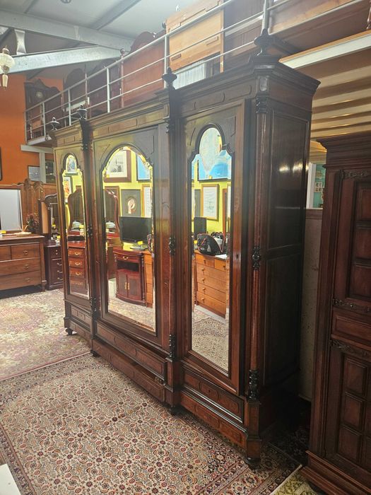 Imponente roupeiro - Muito antigo - Algumas marcas de desgaste