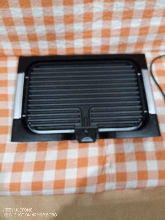 Grelhador elétrico novo nunca usado tem dois lados