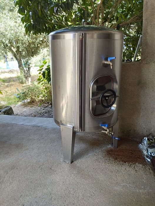 Cubas em inox em bom estado de conservação.