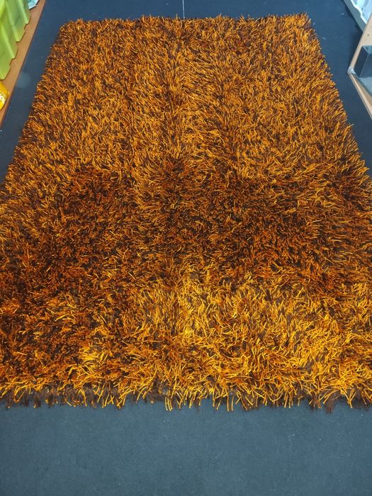 Carpetes vermelhas e pretas