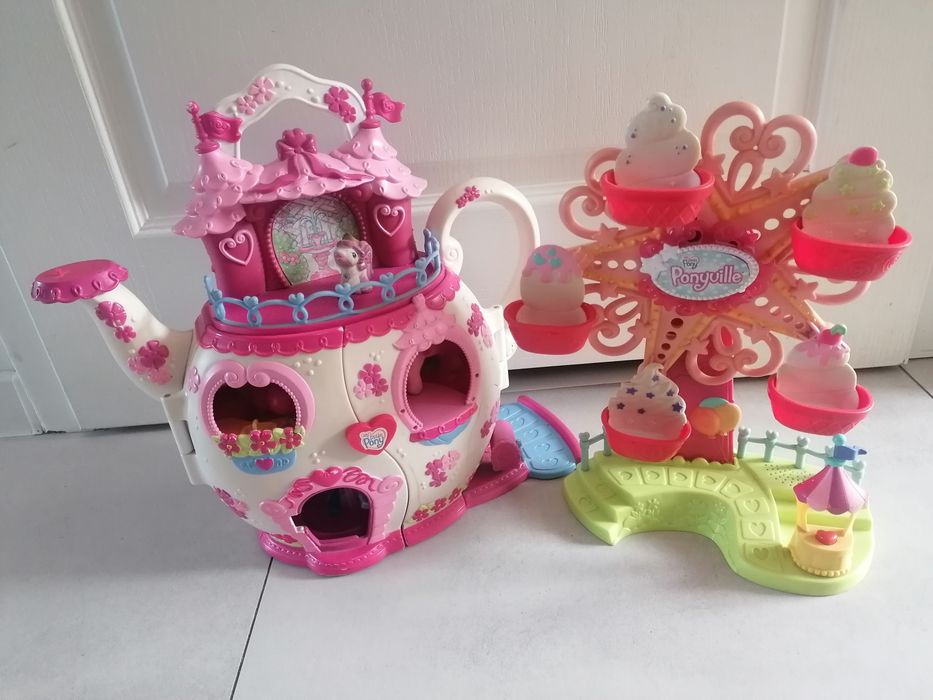 Koniki Pony z domkiem i karuzelą grającą