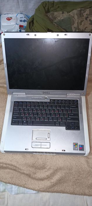 Три ноутбука Toshiba, Dell, IBM.