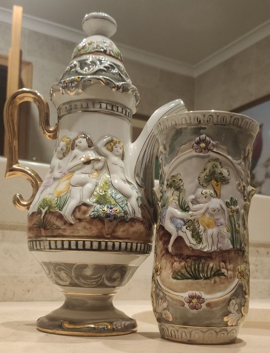 Conjunto de jarras pintadas à mão