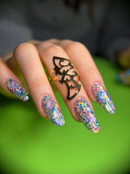 Манікюр, педикюр / Брови, корекція, фарбування та ламінування