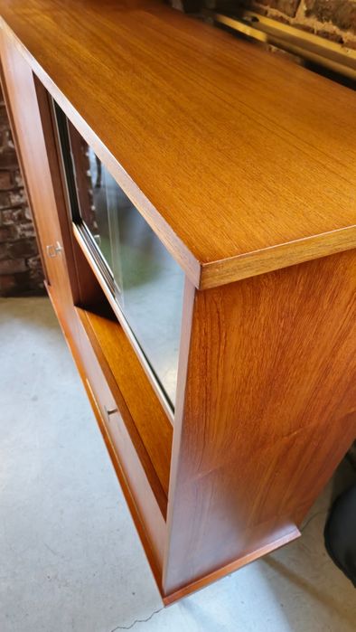 Nr.2202 Elegancka Witryna/Kredens w Stylu Mid-Century Modern (