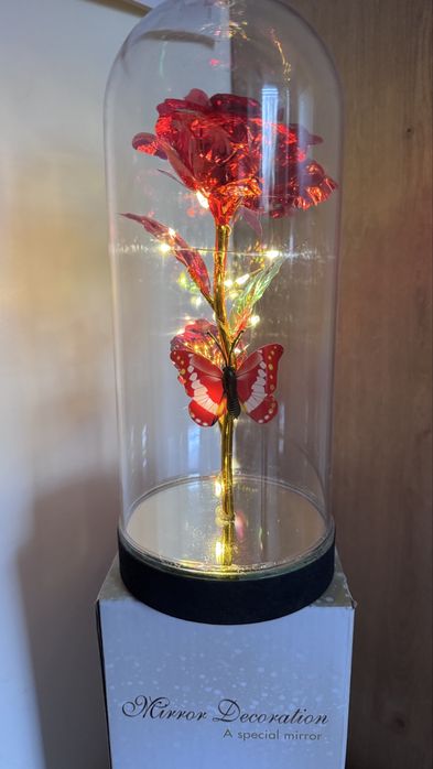 Roza led z lusterkiem i batetiami w opakowaniu