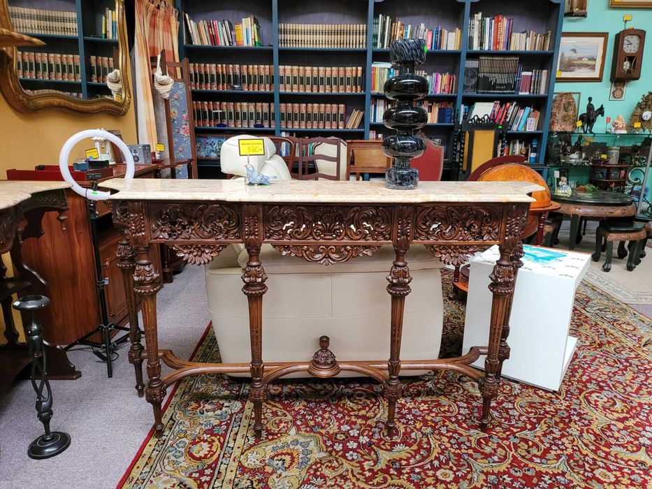 Consola em madeira toda trabalhada com tampo em p