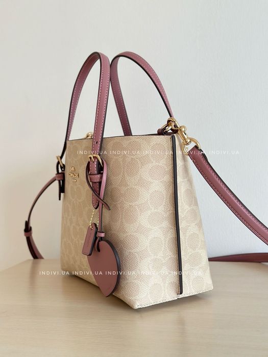 Жіноча сумка бренду Coach