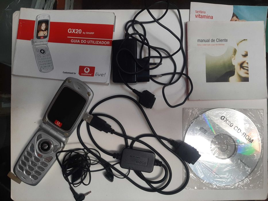 Telemóvel Sharp GX20 com acessórios