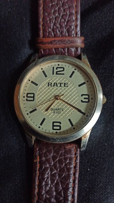Продам чоловічій кварцевий годинник.