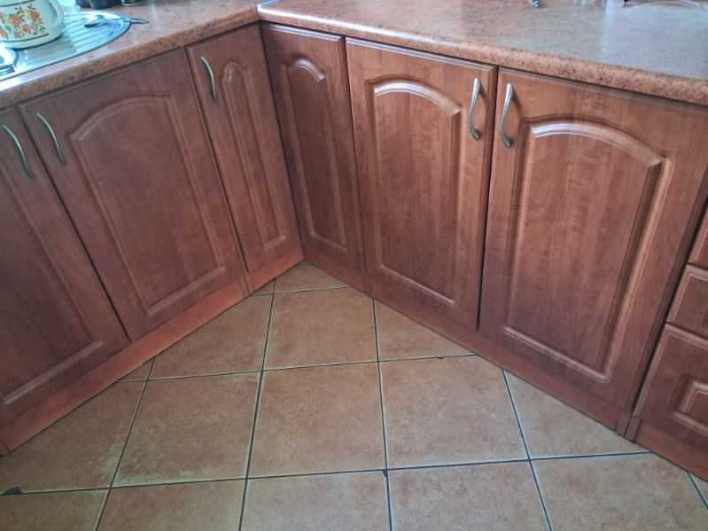 meble kuchenne oddam za darmo w tym zmywarka (opadają drzwczki), zlew i bateria bez piekarnika i płyty grzewczej.