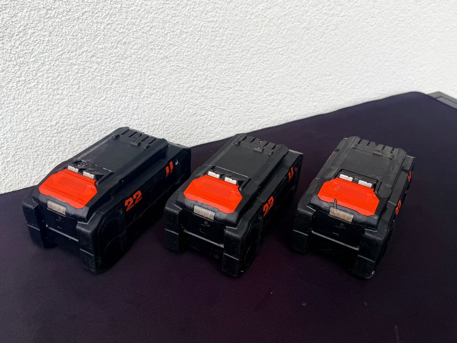 Zestaw trzech baterii B22-170 7.9 Ah 2024 r. bdb stan