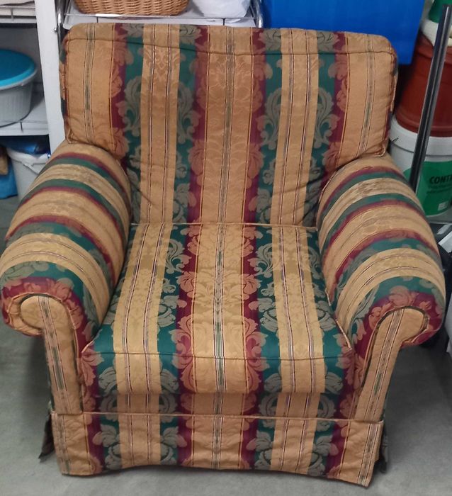 SOFÁ CAMA e  dois SIMPLES em  ótimo estado