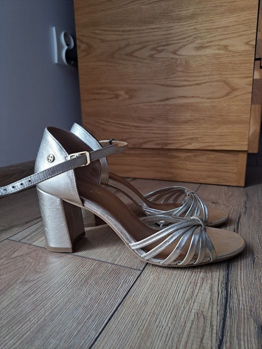 Złote sandały na słupku Maciejka