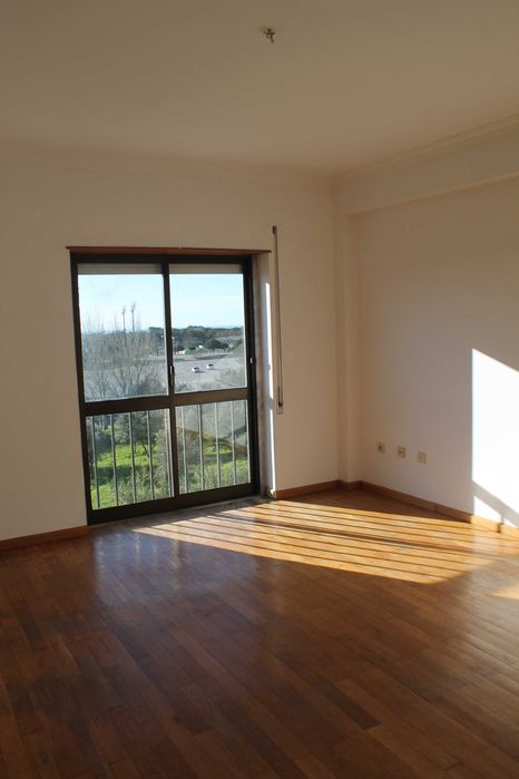 Apartamento T2 para arrendamento no centro da vila Mafra