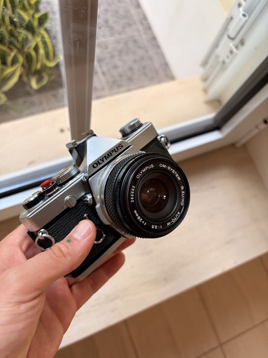 Olympus OM 1n c/ Zuiko 28mm f/3.5 - câmara analógica
