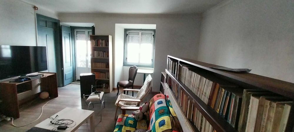 Vila com 5 casas de habitação e 4 lojas comerciais localizada na rua principal de Camarate