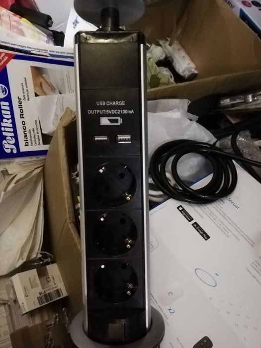 Podłączany słupek gniazda do blatu 3x230V + 2xUSB